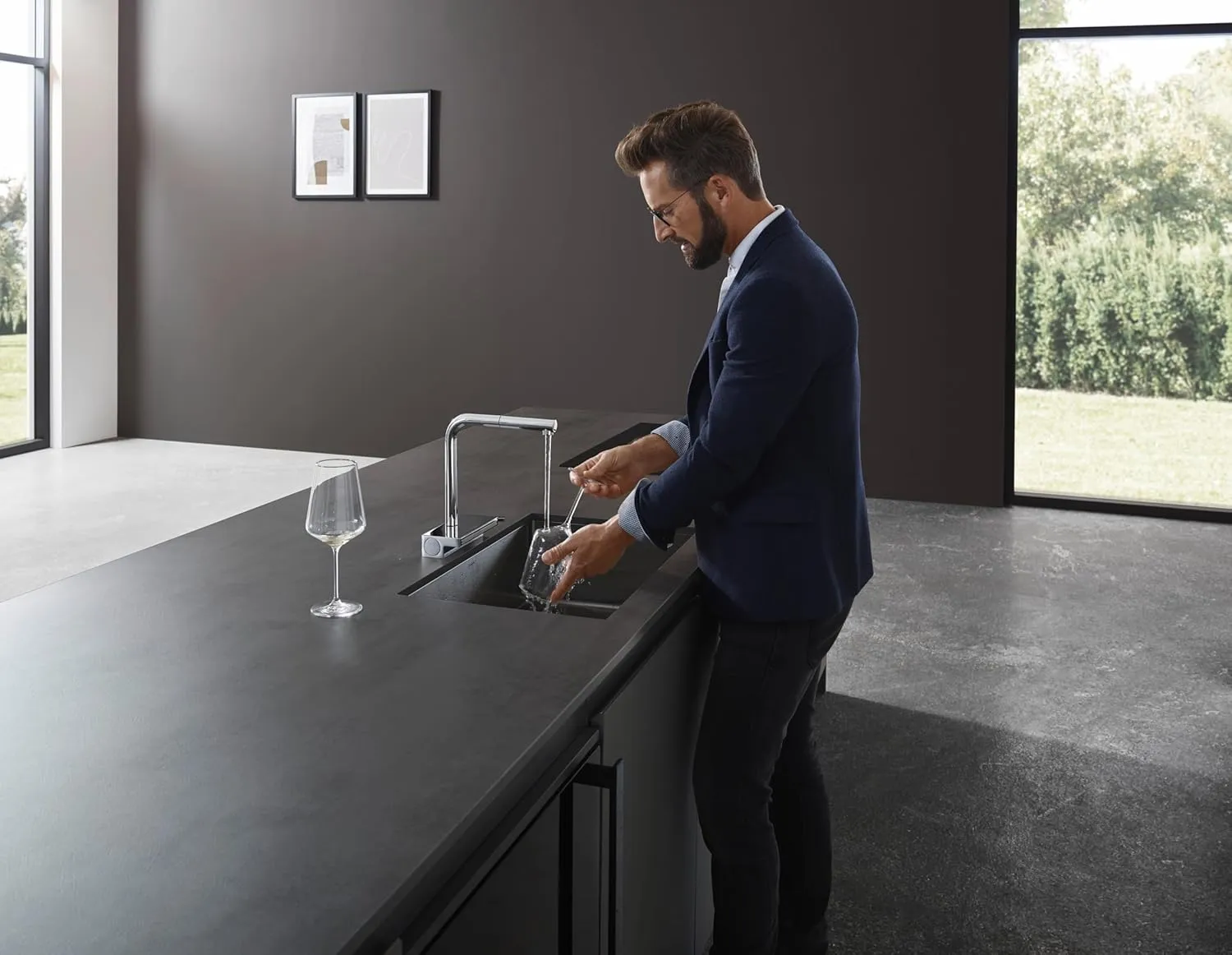 hansgrohe Aquno Select Black Single-Handle Kitchen Faucet, Kitchen Faucets with Pull Out Sprayer, Faucet for Kitchen Sink, Magnetic Docking Spray Head, Brushed Black Chrome 73836341